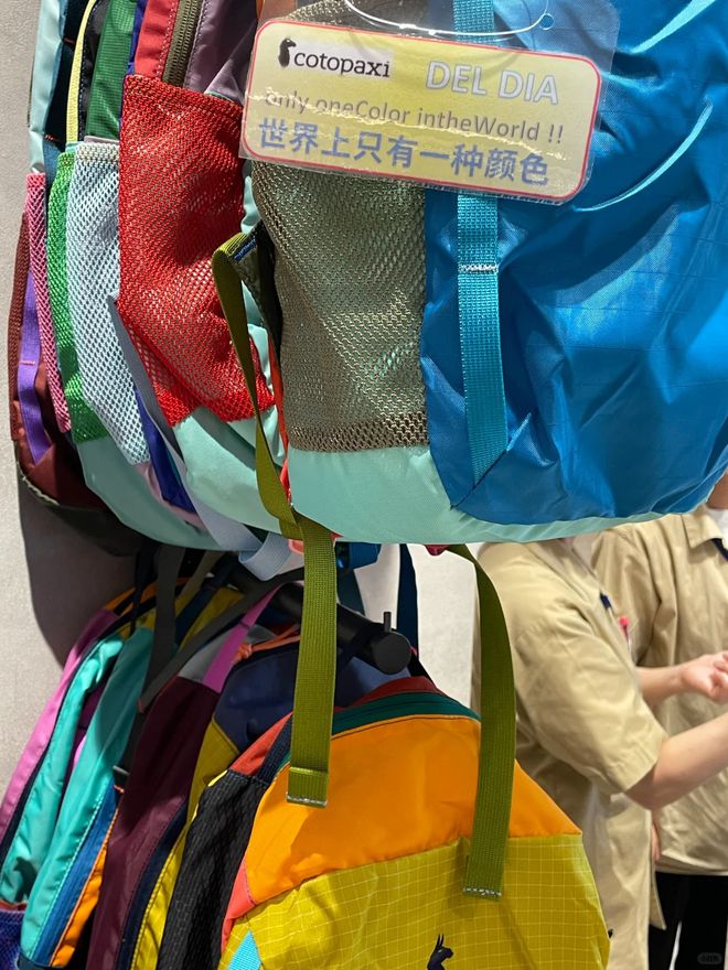 BSports官网“比大姨丝巾还花梢、配色看流水线工人表情”这个「七彩版鼻祖鸟」(图7)