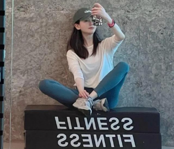 必一运动左小青穿瑜伽裤健身身体可谓中年女星天花板(图2)