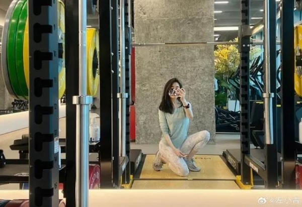 必一运动左小青穿瑜伽裤健身身体可谓中年女星天花板(图3)