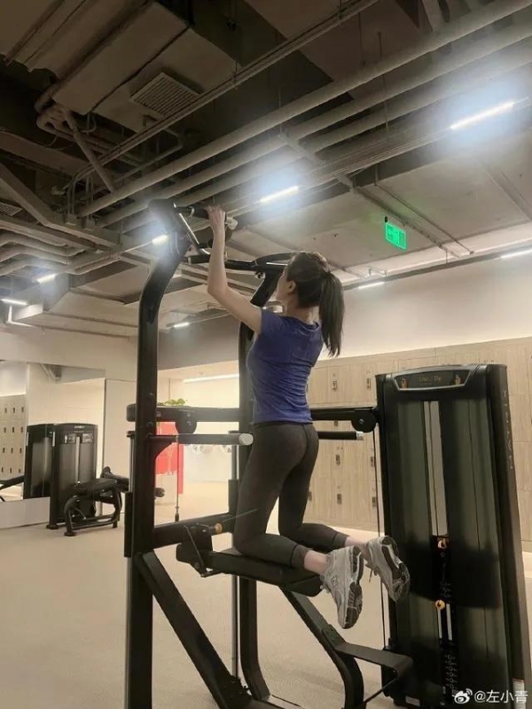 必一运动左小青穿瑜伽裤健身身体可谓中年女星天花板(图4)