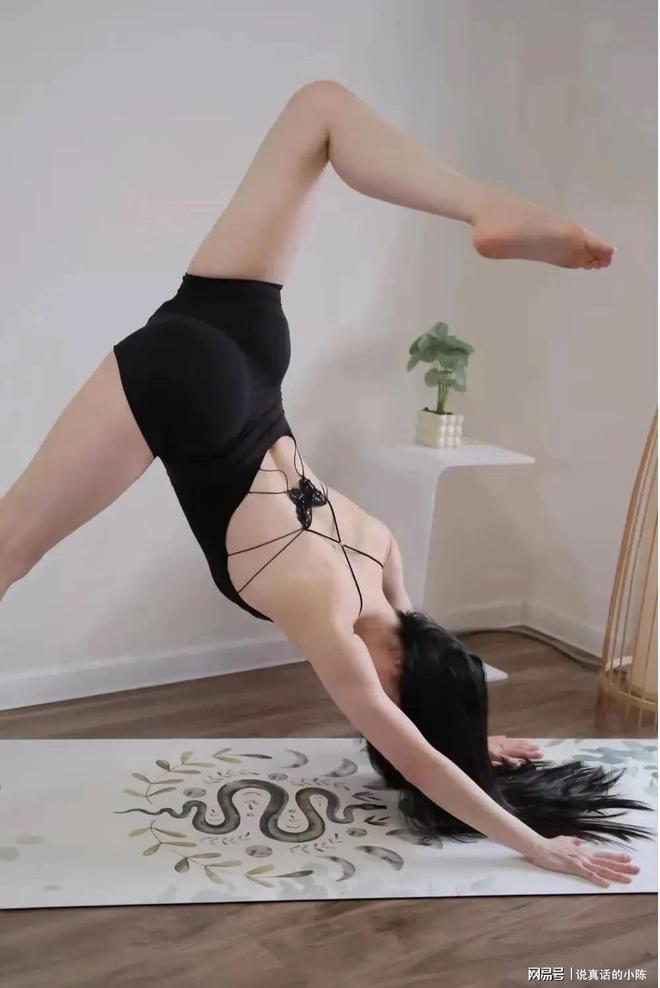 必一体育辣眼睛瑜伽成了新型擦边方法高难度瑜伽行动擦边网友：恶心(图2)