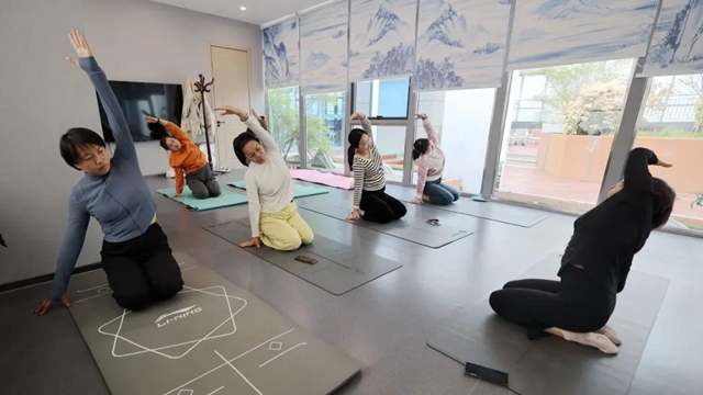 BSports官网“瑜”悦身心 “伽”倍斑斓——驻马店市中间病院展开公益瑜伽系列(图1)